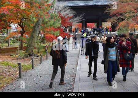 KYOTO, JAPON - 26 NOVEMBRE 2016 : personnes visitent Nanzenji Temple de Kyoto, Japon. A Kyoto 17 sites du patrimoine mondial de l'UNESCO. Banque D'Images