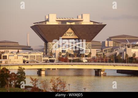 TOKYO, JAPON - 2 décembre 2016 : l'architecture moderne de Tokyo Big Sight au Japon. La Convention and Exhibition Centre est situé à Minami Ariake dis Banque D'Images