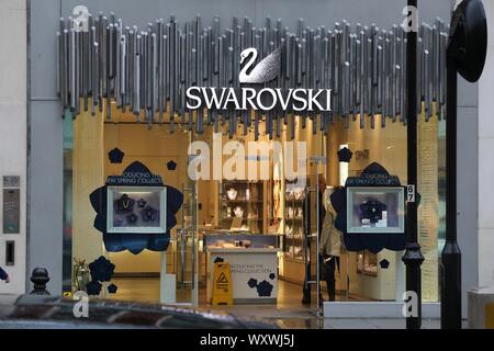 Londres, Royaume-Uni - 22 avril 2016 : bijoux Swarovski store à Londres, au Royaume-Uni. Annuel des ventes au détail au Royaume-Uni s'élèvent à 421 milliards EUR en 2018. Banque D'Images