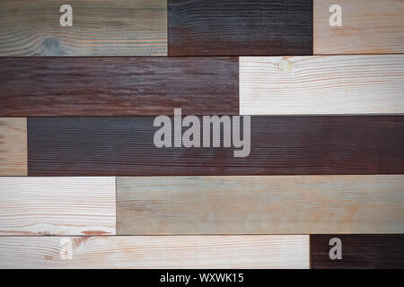La texture de la mur décoré avec des planches de bois de différentes couleurs. Banque D'Images