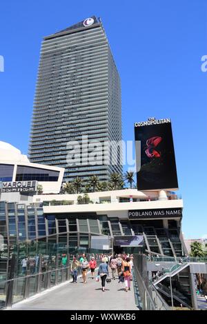 LAS VEGAS, USA - 14 avril 2014 : les gens à pied au-dessous de la station balnéaire cosmopolite de Las Vegas. L'hôtel et casino appartiennent au groupe Blackstone. Banque D'Images