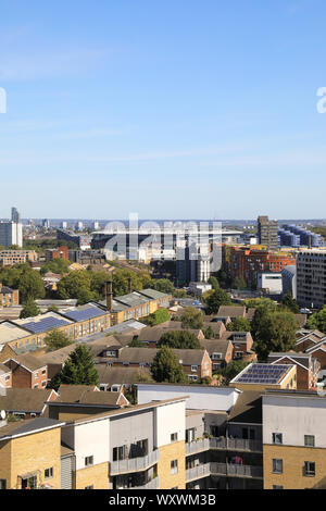 Voir l'Est vers l'Emirates Stadium, du haut de la tour de l'horloge Caledonian historique, récemment restauré, à Islington, Londres, Royaume-Uni Banque D'Images