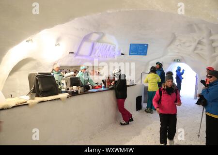 MAYRHOFEN, AUTRICHE - Mars 13, 2019 : visite à l'établissement White Lounge, un bar en glace à Mayrhofen ski en Tyrol, en Autriche. Banque D'Images