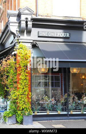 Restaurant de quartier européen moderne, l'un l'un quatre, sur la rue haute de gamme à Teddington, Middlesex, Royaume-Uni Banque D'Images