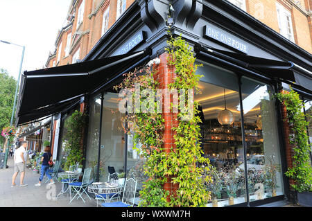 Restaurant de quartier européen moderne, l'un l'un quatre, sur la rue haute de gamme à Teddington, Middlesex, Royaume-Uni Banque D'Images