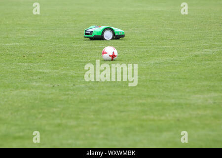 Oosterbeek, Pays-Bas - 11 juillet 2018 : tondeuse robot automatique sur l'herbe verte dans le stade. Tondre la pelouse avec un robot. Banque D'Images