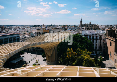 Séville, Espagne - Sept 10, 2019 : vue panoramique depuis le haut de l'espace Metropol Parasol, Setas de Sevilla, sur une journée ensoleillée Banque D'Images