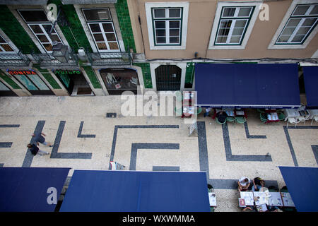 Restaurants et magasins sur la Rua dos Correeiros à Lisbonne, Portugal Banque D'Images