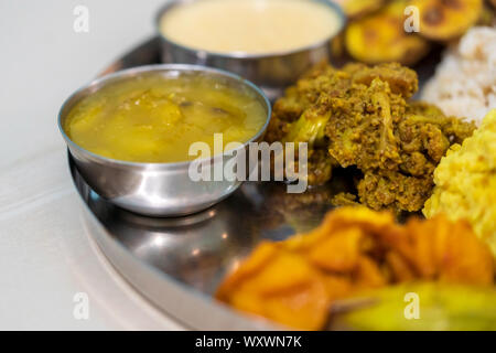 Un thali avec différents types de plats servis dans des bols en bengali généralement puja traditionnelle cculture. Photo de gros plan alimentaire bengali pour thali historique i Banque D'Images