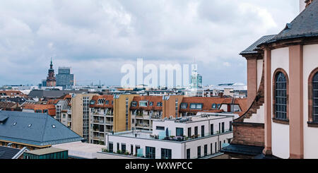 Mannheim, Allemagne : paysage urbain panoramique avec l'église jésuite de style baroque Banque D'Images