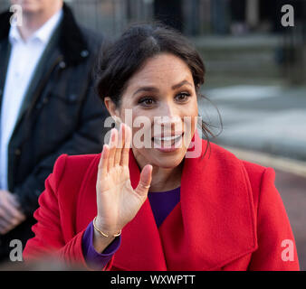 Le prince Harry Duc de Sussex et Meghan, duchesse de Sussex ouvrir officiellement Numéro 7, un supermarché d'alimentation et les citoyens de Birkenhead communauté cafe, le 14 janvier 2019 à Birkenhead, Merseyside, Angleterre. Birkenhead alimentation est une coalition d'églises, les banques alimentaires, les groupes communautaires et d'autres organisations travaillant ensemble pour éliminer la faim à Birkenhead. Le supermarché local permet aux familles d'acheter leurs achats hebdomadaires à un prix réduit, et fournit des conseils et de plaidoyer sur les avantages sociaux, à la recherche de travail, de la dette, de la budgétisation et de la cuisine. Banque D'Images