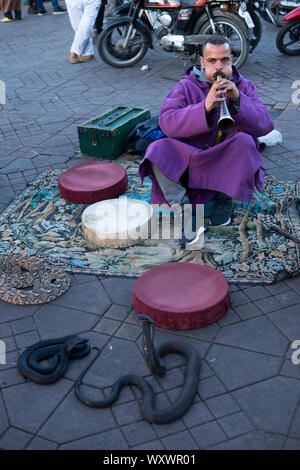 Marrakech, Maroc - 15 jan 2019 : charmeur de serpent à la place Jemaa el Fnaa à Marrakech, Maroc. Banque D'Images