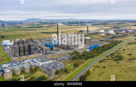 Vue aérienne de l'usine d'éthylène Mossmorran le 18 septembre 2019 dans la région de Fife, Scotland, UK. L'usine est exploitée conjointement par ExxonMobil et Shell UK. Publi Banque D'Images