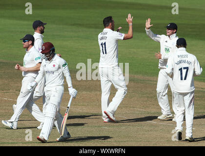 Hampshire Kyle Abbott célèbre en tenant le wicket de Somerset's Tom Abell avec coéquipier Felix organe durant la troisième journée du Championnat du comté de Specsavers division one match à l'Ageas Bowl, Southampton. Banque D'Images