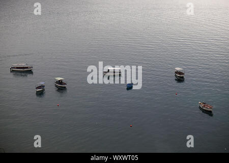 Les petits bateaux sur le lac d'Ohrid, Ohrid, Macédoine Banque D'Images