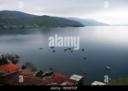 Les petits bateaux sur le lac d'Ohrid, Ohrid, Macédoine Banque D'Images