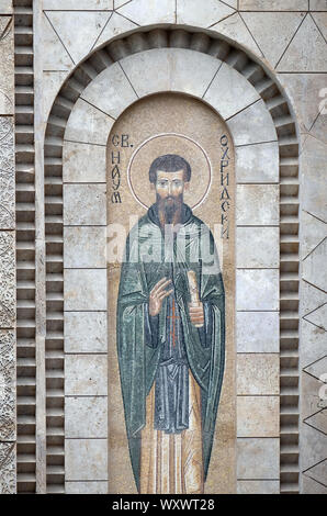 Saint Naum, mosaïque au-dessus de l'entrée de l'église Saint Constantin et Hélène à Skopje, Macédoine Banque D'Images