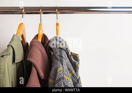 Ensemble de vêtements de femme pour l'automne et l'hiver sur des cintres close-up Banque D'Images