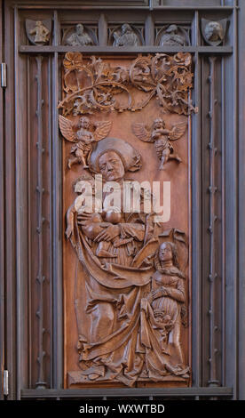 Sainte Anne, la Vierge Marie et l'enfant, couronnement de Marie autel dans l'église St James à Rothenburg ob der Tauber, Allemagne Banque D'Images