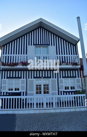 Maisons colorées, une délicieuse et typique du paysage traditionnel de la ville d'Aveiro Banque D'Images