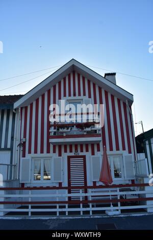 Maisons colorées, une délicieuse et typique du paysage traditionnel de la ville d'Aveiro Banque D'Images