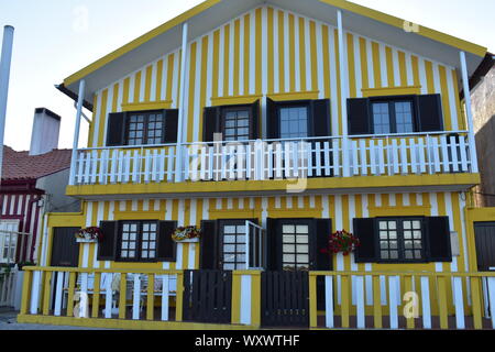 Maisons colorées, une délicieuse et typique du paysage traditionnel de la ville d'Aveiro Banque D'Images