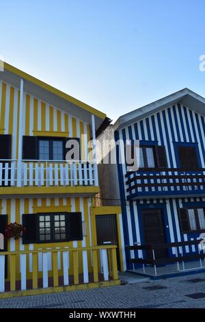 Maisons colorées, une délicieuse et typique du paysage traditionnel de la ville d'Aveiro Banque D'Images