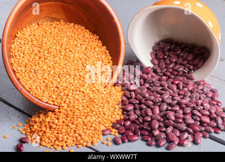 Un assortiment de légumes avec une cuillère en bois Banque D'Images