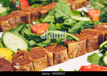 Cig kofte, un plat de viande crue dans la cuisine turque et arménienne. L'ACSG turc signifie 'raw' et kofte signifie meatball. Banque D'Images