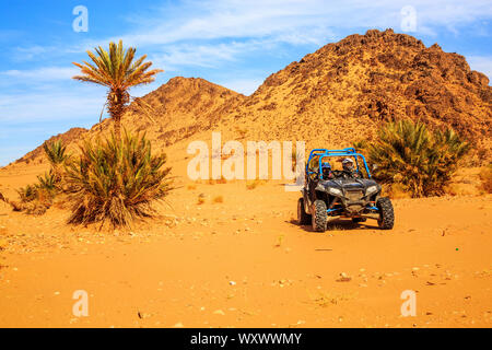 Montpellier, France - Dec 26, 2016 : vue avant sur bleu Polaris RZR 800 avec ses pilotes au Maroc désert près de Merzouga. Merzouga est célèbre pour sa dune Banque D'Images