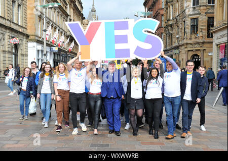 Glasgow, Royaume-Uni. 18 septembre 2019.Photo : Ian Blackford. Ian Blackford MP, le SNP's Westminster Leader, s'associe à de jeunes militants à Glasgow aujourd'hui à l'occasion de cinq ans que le référendum sur l'indépendance. Premier Ministre et chef de parti Nicola Sturgeon a salué les plans pour marquer cet anniversaire et a dit que l'Ecosse Les jeunes doivent avoir leur mot à dire sur l'avenir de leur pays. Crédit : Colin Fisher/Alamy Live News Banque D'Images