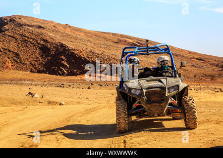 Montpellier, France - Dec 26, 2016 : vue avant sur bleu Polaris RZR 800 avec ses pilotes au Maroc désert près de Merzouga. Merzouga est célèbre pour sa dune Banque D'Images