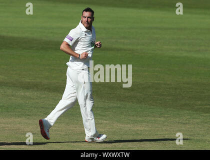 Hampshire Kyle Abbott célèbre en tenant le wicket de Dom de Somerset Bess au cours de la troisième journée du Championnat du comté de Specsavers division one match à l'Ageas Bowl, Southampton. Banque D'Images