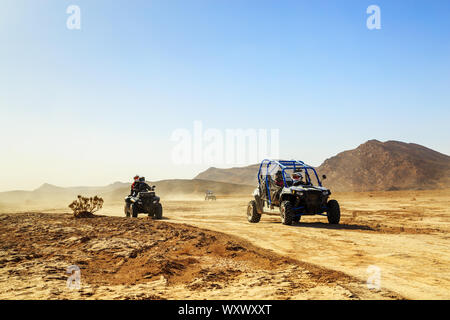 Montpellier, France - Dec 24, 2016 : Convoi de véhicules hors route (RZR, Quad et motos) au Maroc désert près de Merzouga. Merzouga est célèbre pour son d Banque D'Images