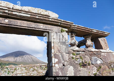 Royaume-uni, Ecosse, Hébrides intérieures, à l'île de Skye, près de Broadford, Église de Kilchrist avec porte en ruine, Beinn na Caillich (montagne) au-delà Banque D'Images