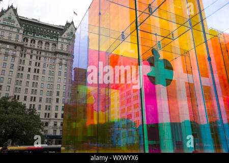 L'emblématique cube de verre de l'Apple Store est une mesure temporaire de wrap, irisé, Cinquième Avenue, New York, USA Banque D'Images