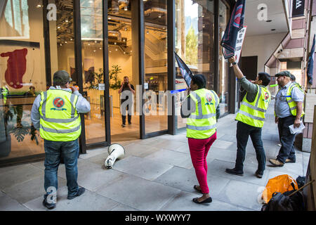 Londres, Royaume-Uni. 18 Septembre, 2019. Les nettoyants et les membres de l'entretien (CAIWU & Allied Workers Union Indépendante) trade union tenir un bruit de protestation devant les bureaux de la société WeWork coworking dans la ville de Londres. Selon CAIWU, les membres du personnel à WeWork ont été impliqués dans la récente de la victimisation et de la révocation des cinq sous-traitée par CCM entrepreneur nettoyeurs et le syndicat est pour demander leur réintégration. Credit : Mark Kerrison/Alamy Live News Banque D'Images