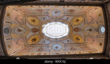 Vue sur le plafond peint sur l'escalier principal du palais des évêques Porto Banque D'Images