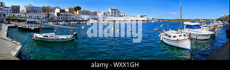 Vue panoramique de bateaux amarrés à Es Castell, Menorca Harbour Banque D'Images