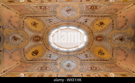 Vue sur le plafond peint sur l'escalier principal du palais des évêques Porto Banque D'Images