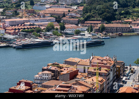 Vue vers le fleuve Douro de la tour de cathédrale de Porto Banque D'Images