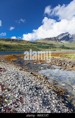 Royaume-uni, Ecosse, Hébrides intérieures, à l'île de Skye, Torrin, Loch Slapin à lattes et Blabheinn vers Bheinn Montagne Banque D'Images