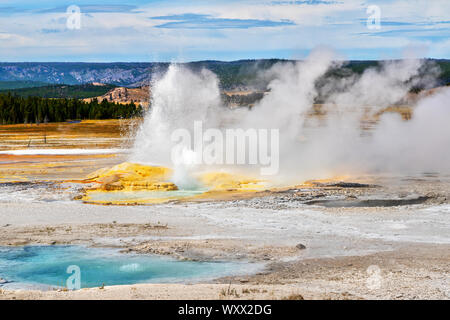 Clepsydre Geyser at Fountain Paint Pot Domaine du Parc National de Yellowstone dans le Wyoming, USA. Banque D'Images