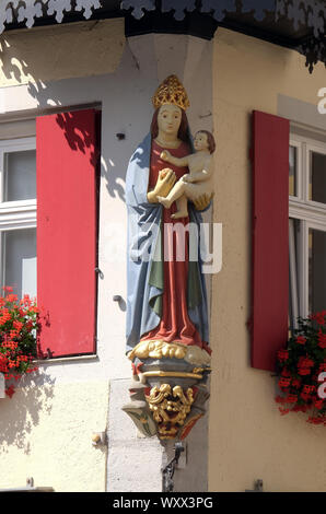 Vierge à l'enfant, statue sur la façade de la maison à Rothenburg ob der Tauber, Allemagne Banque D'Images