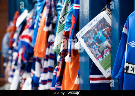 Tributs floraux à Ibrox Stadium, Glasgow Rangers, ancien joueur de Fernando Ricksen qui est mort aujourd'hui âgés de 43 après avoir combattu avec la maladie du motoneurone. Banque D'Images