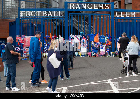 Tributs floraux à Ibrox Stadium, Glasgow Rangers, ancien joueur de Fernando Ricksen qui est mort aujourd'hui âgés de 43 après avoir combattu avec la maladie du motoneurone. Banque D'Images