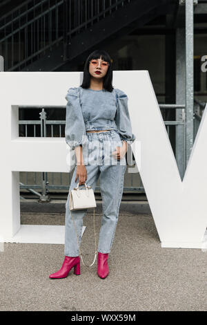 Les gens qui fréquentent à Angel Chen montrent à l'occasion de Milan Fashion Week 2019 Banque D'Images