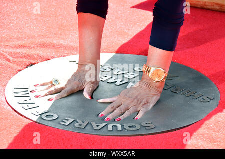 Londres, Royaume-Uni. 18 Sep, 2019. Dame Shirley Bassey, chanteuse galloise emblématique marque 60 ans de divertissement à l'arène de l'ESS, dévoilant ses empreintes dans la forme d'une plaque de bronze dans le 'carre' de la renommée. Londres, Royaume-Uni - 18 septembre 2019 Credit : Nils Jorgensen/Alamy Live News Banque D'Images