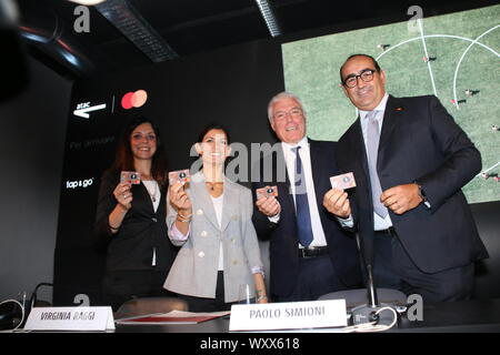 Roma, Italie. 18 Sep, 2019. A partir d'aujourd'hui à Rome vous voyagez en métro même payer par carte de crédit. Le maire Virginie Raggi, le propriétaire de la mobilité, le Président Meleo Linda Paolo Atac, la Mastercard Simioni Italia Manager Michele Centemero présente le nouveau système de paiement de métro à Rome. (Photo par Claudio Sisto/Pacific Press) Credit : Pacific Press Agency/Alamy Live News Banque D'Images