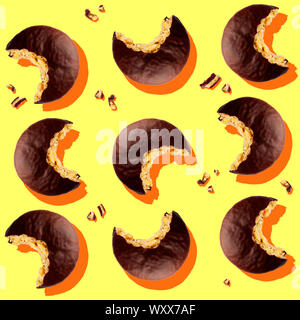 Motif du chocolat sans couture créative sandwich mordu des cookies avec des miettes sur fond jaune néon audacieux avec des ombres dans un style pop-art Banque D'Images